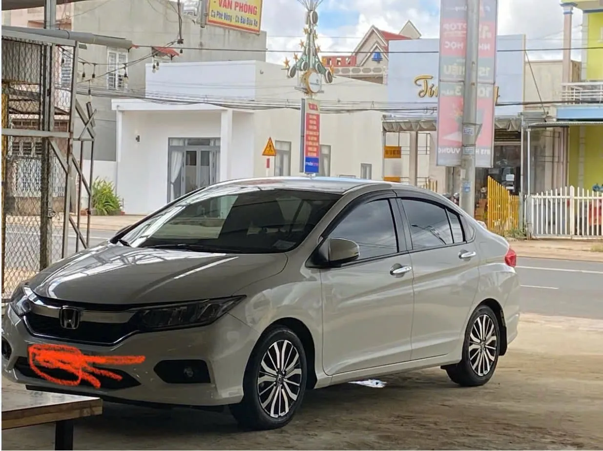 Honda City 2018 1.5V TOP sedan displayed in used car dealership