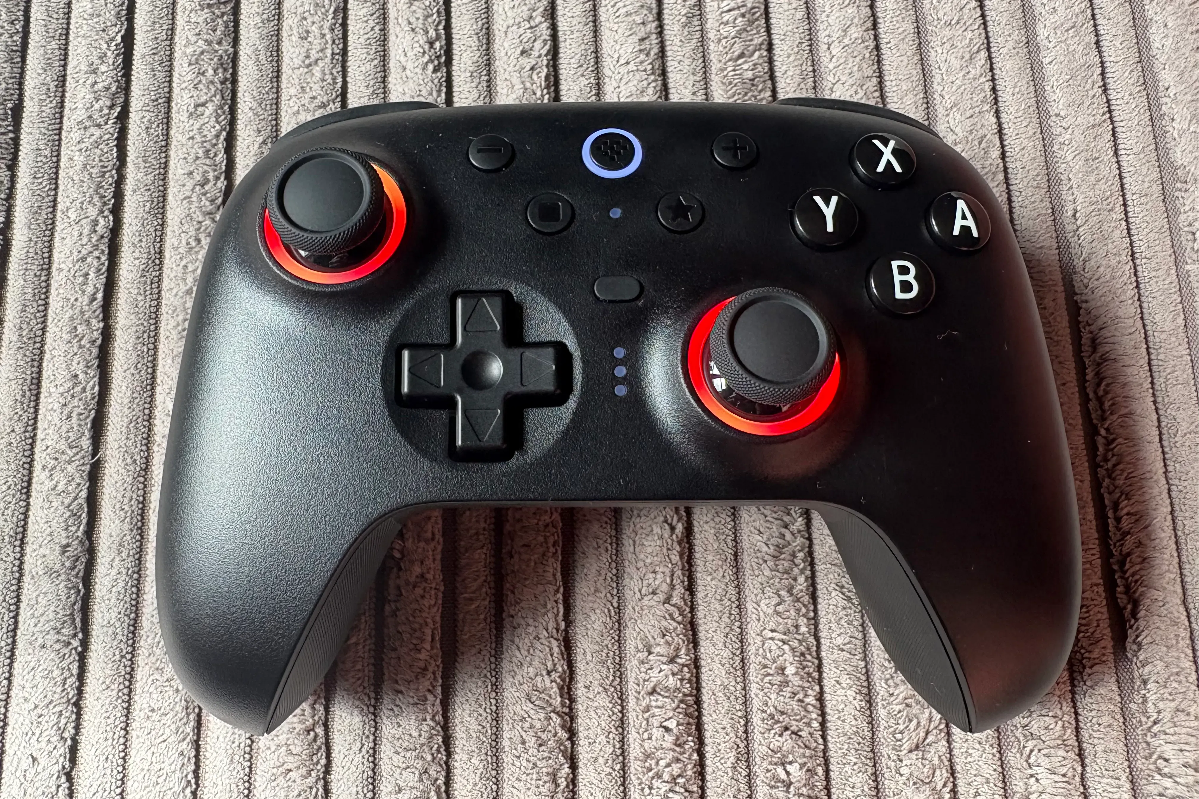 High-performance gamepad with Hall-effect sensors and customizable buttons