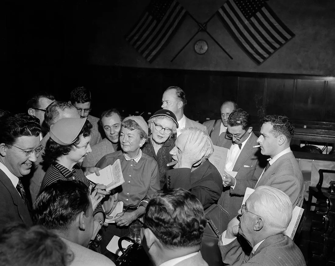 Dorothy Kilgallen flanked by fans during the trial of Sam Sheppard