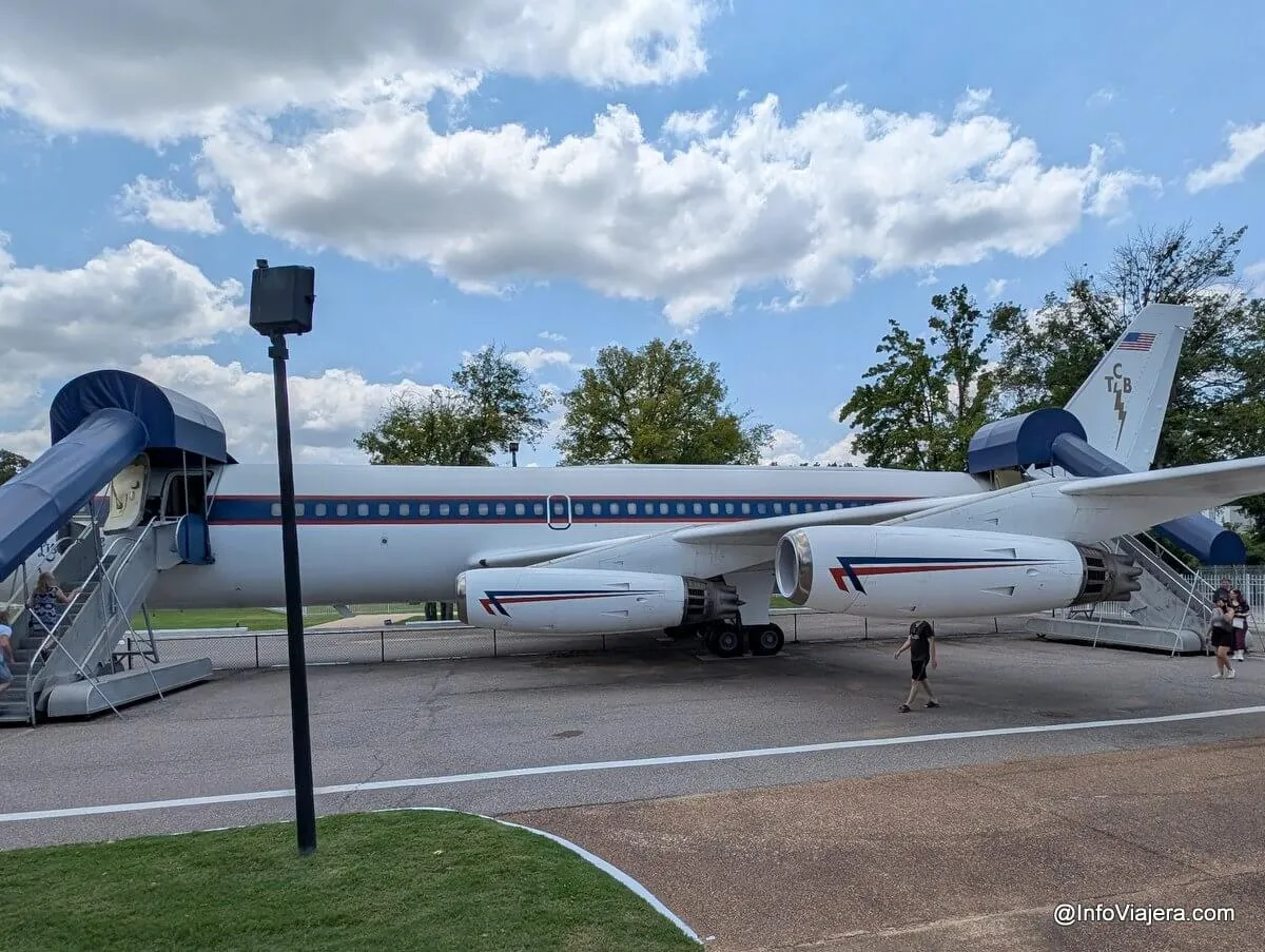Graceland estate grounds showing museum buildings and attractions
