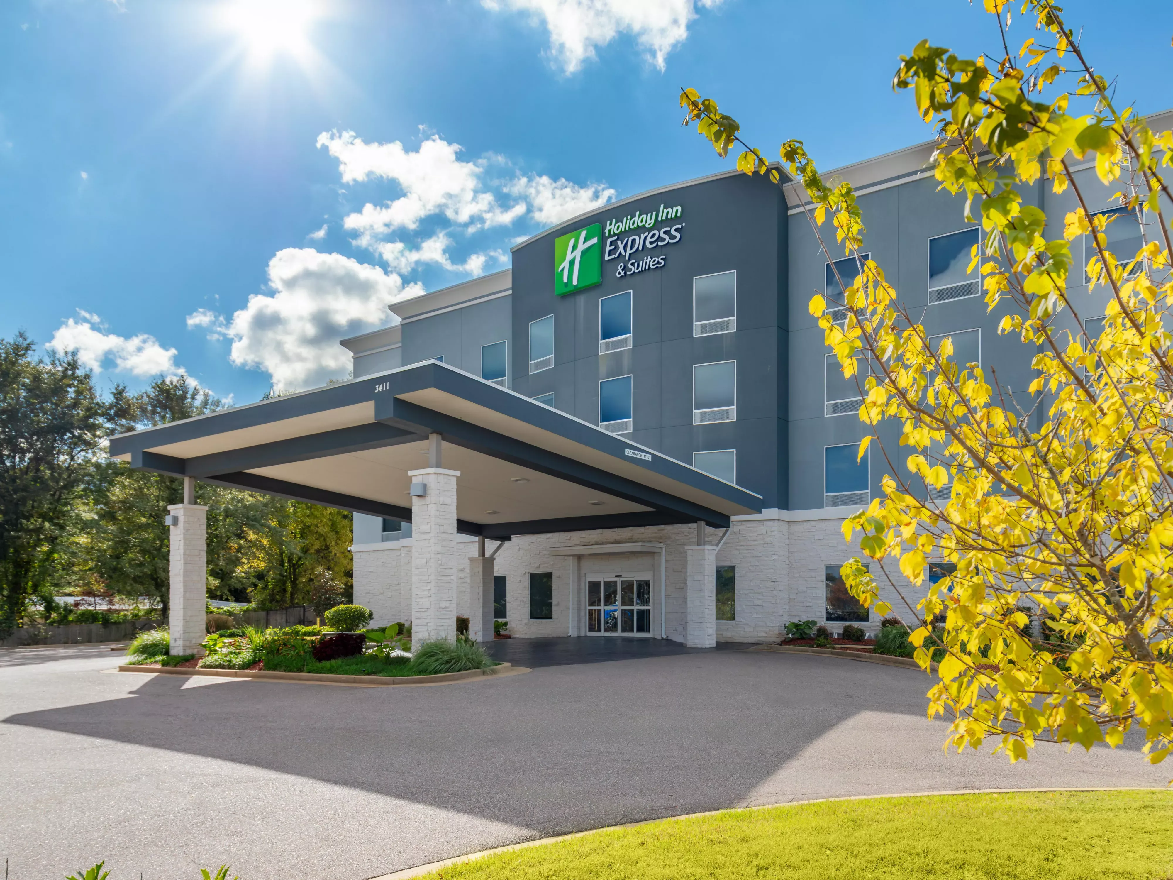 Modern exterior view of Holiday Inn Express Memphis hotel building under clear daylight