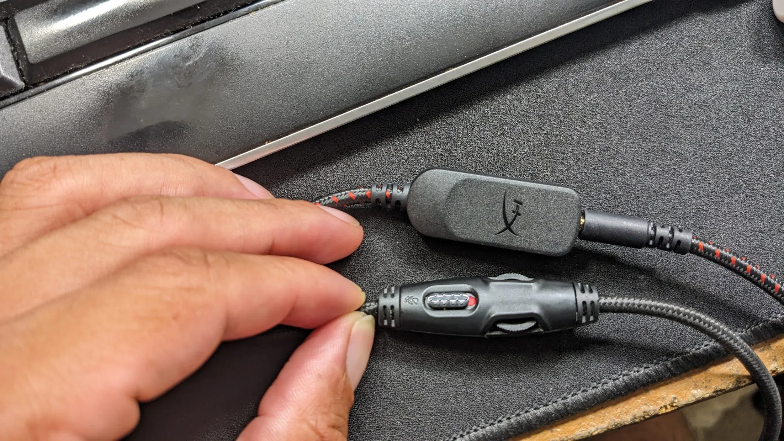 Cloud III microphone mute LED indicator showing active status