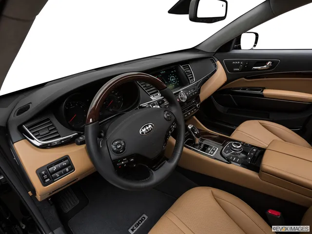 Spacious leather interior and rear-seat comfort of the 2017 Kia K900