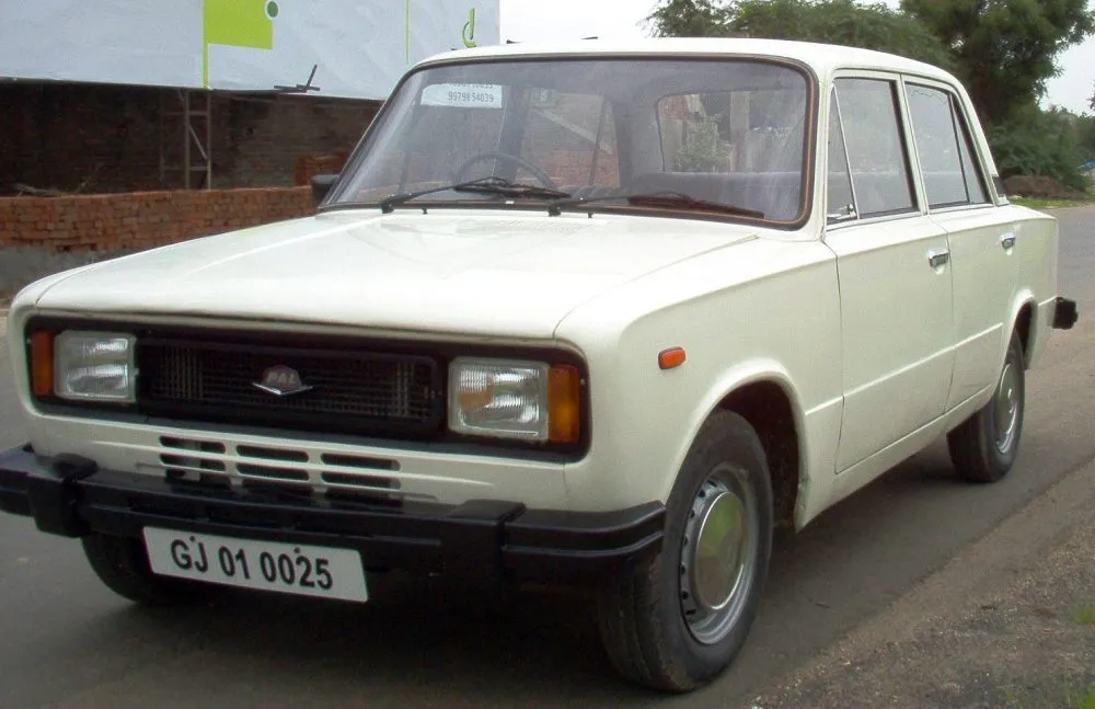 Premier 118NE sedan front three-quarter view