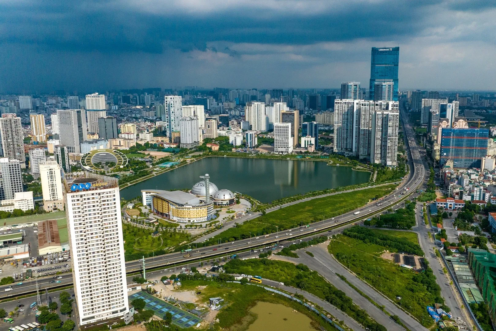 Hanoi promotes investment and announces 100-year city plan
