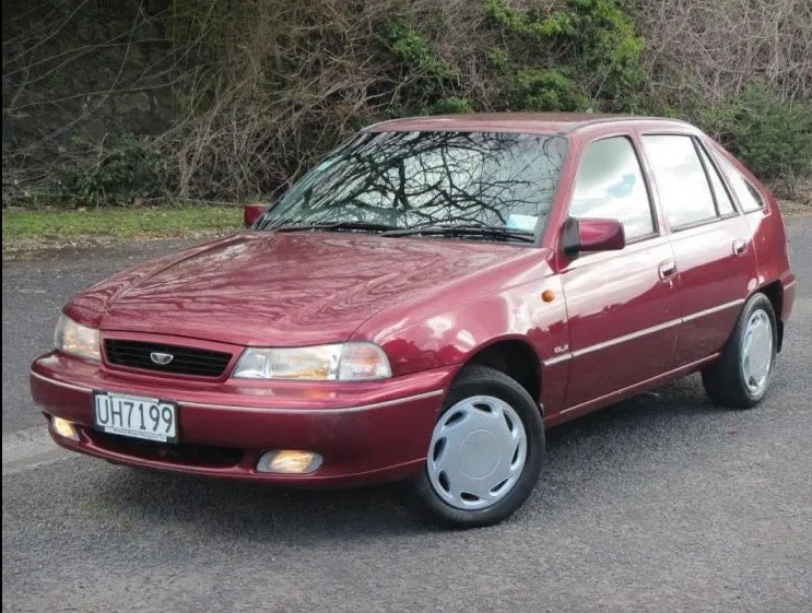 Daewoo Cielo family sedan interior-oriented design