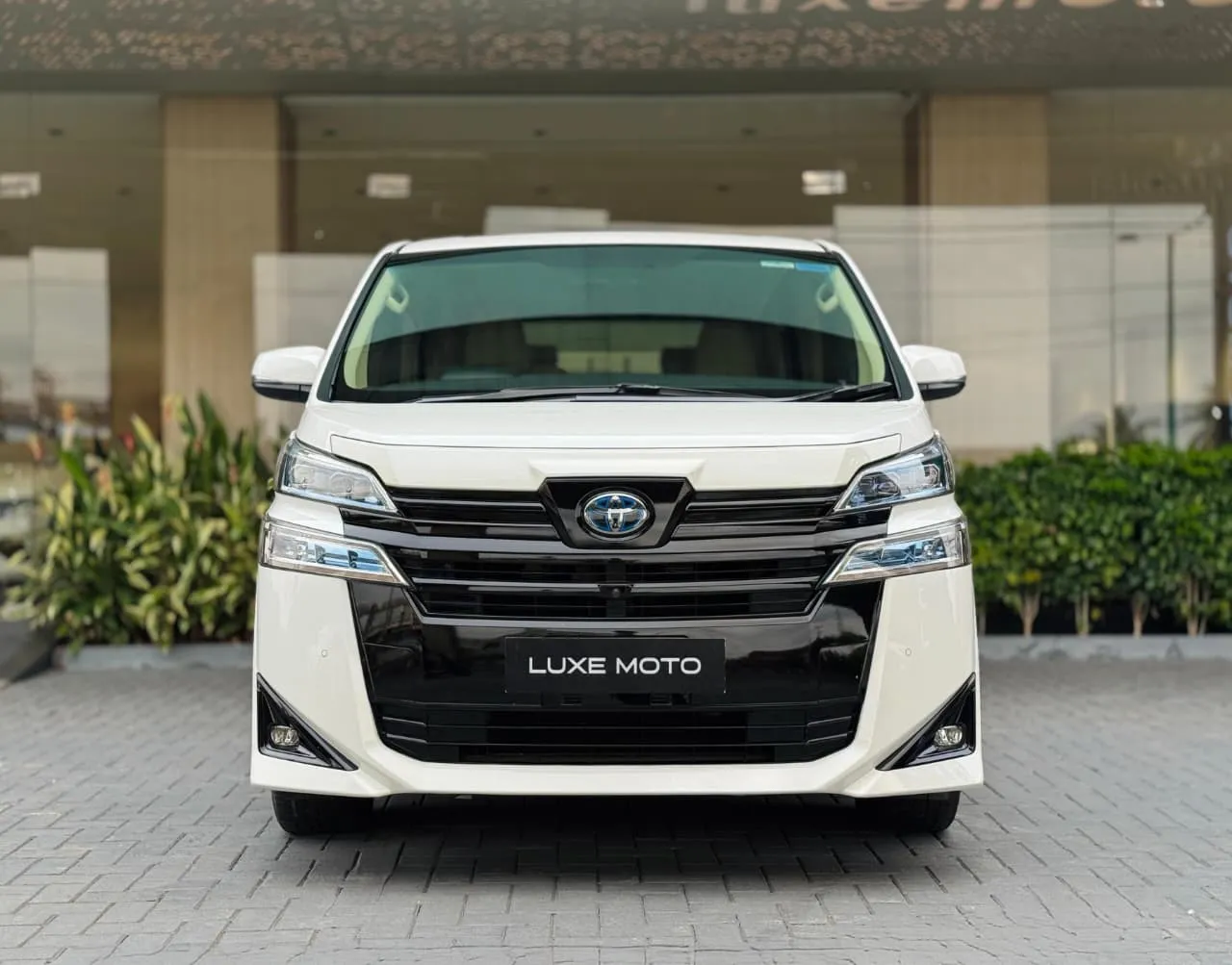 White Pearl Toyota Vellfire with luxurious design