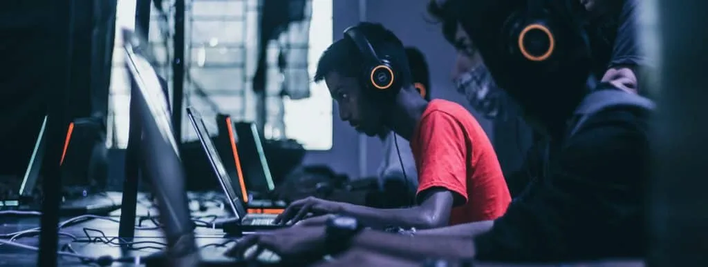 Forward-leaning PC gaming posture showing spine pressure and slouching alignment