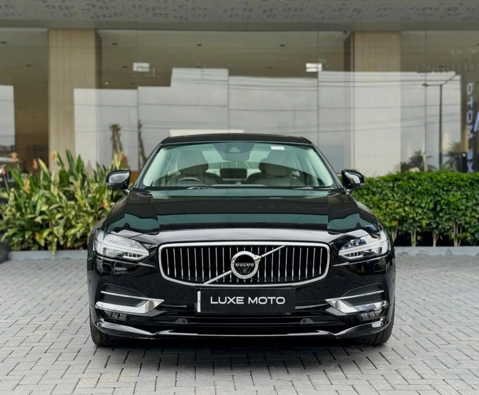Black Volvo S90 D4 Inscription with sleek design