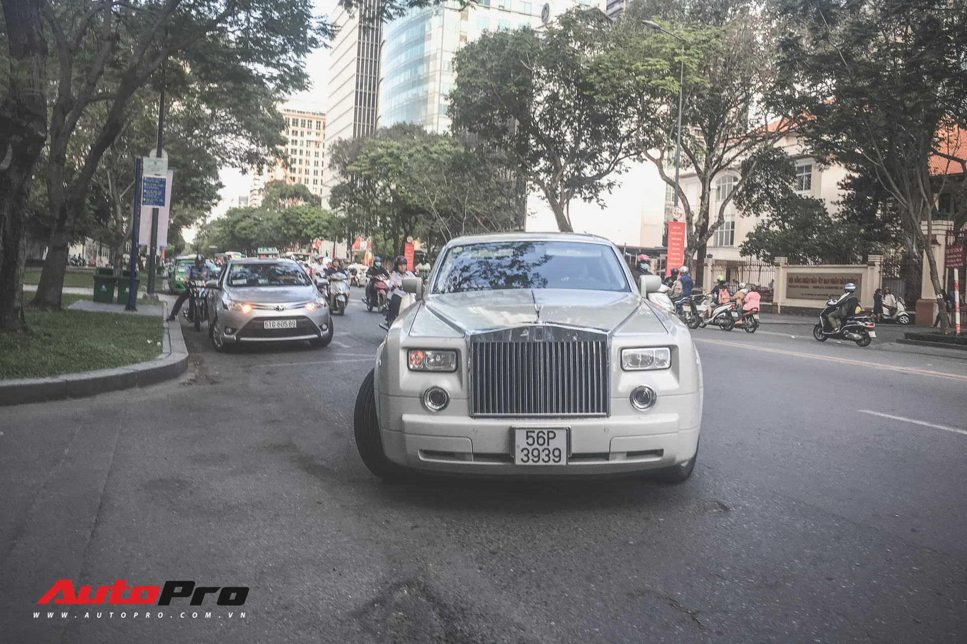 Amber side indicators identifying the U.S.-spec Rolls-Royce Phantom