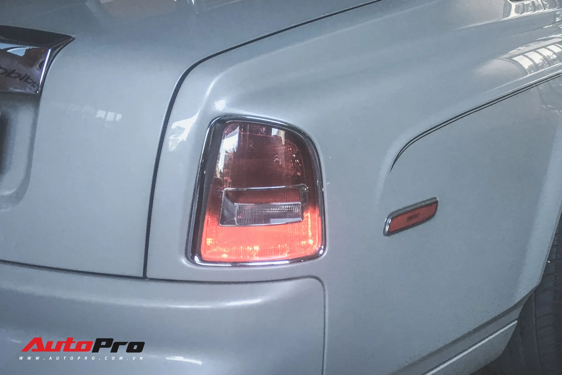 Rear view and classic taillight design of the Rolls-Royce Phantom Series I