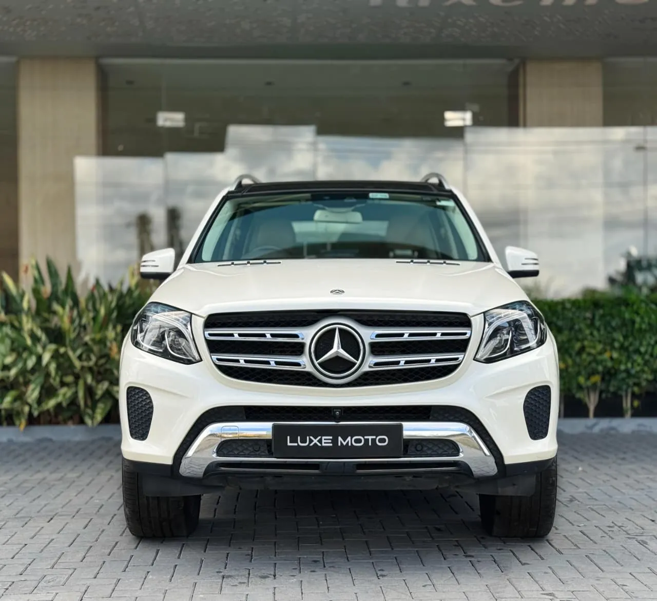 White Mercedes-Benz GLS 350D 4MATIC with sleek design