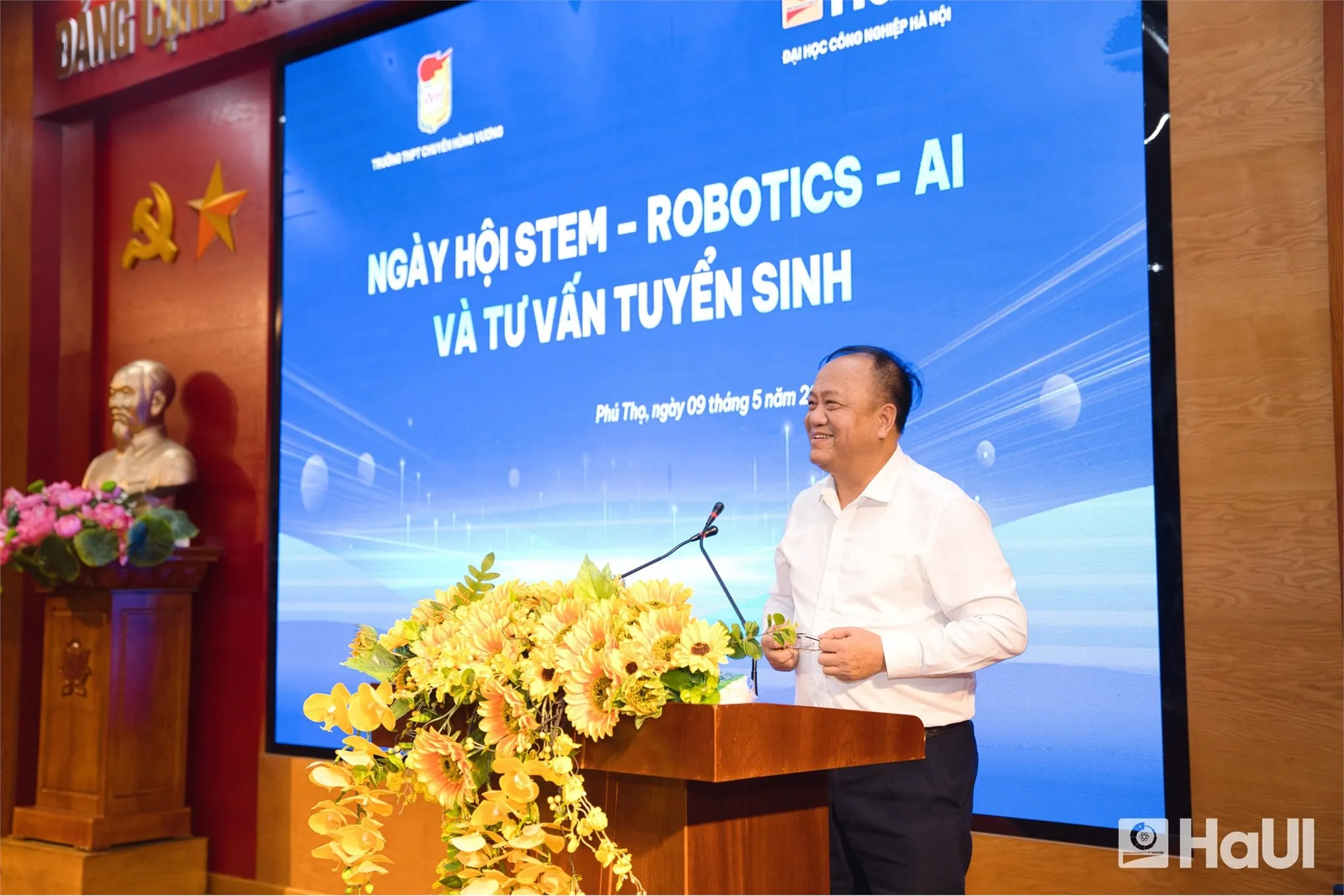 Dr. Nguyen Van Thien speaking at the STEM – Robotics – AI Day