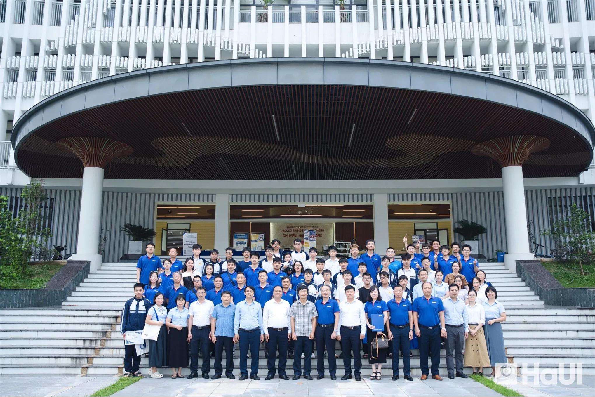 HaUI delegation with Hung Vuong teachers and students after the event