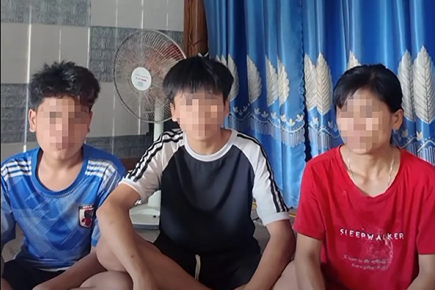 Shared car driver demands extra fare, confiscates teenagers' phone
