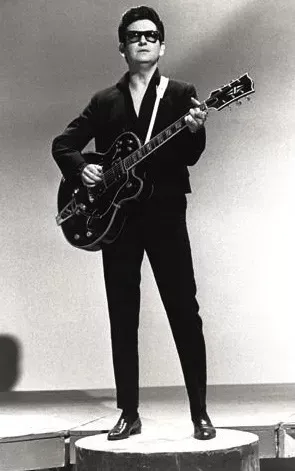 Roy Orbison observing Elvis Presley’s early stage performance in Dallas during the mid-1950s