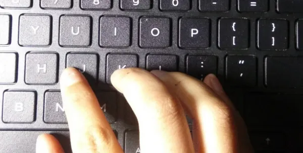 Right hand finger placement on a QWERTY keyboard