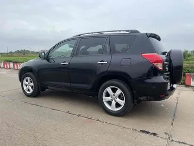 Toyota RAV4 - 18-inch alloy wheel detail