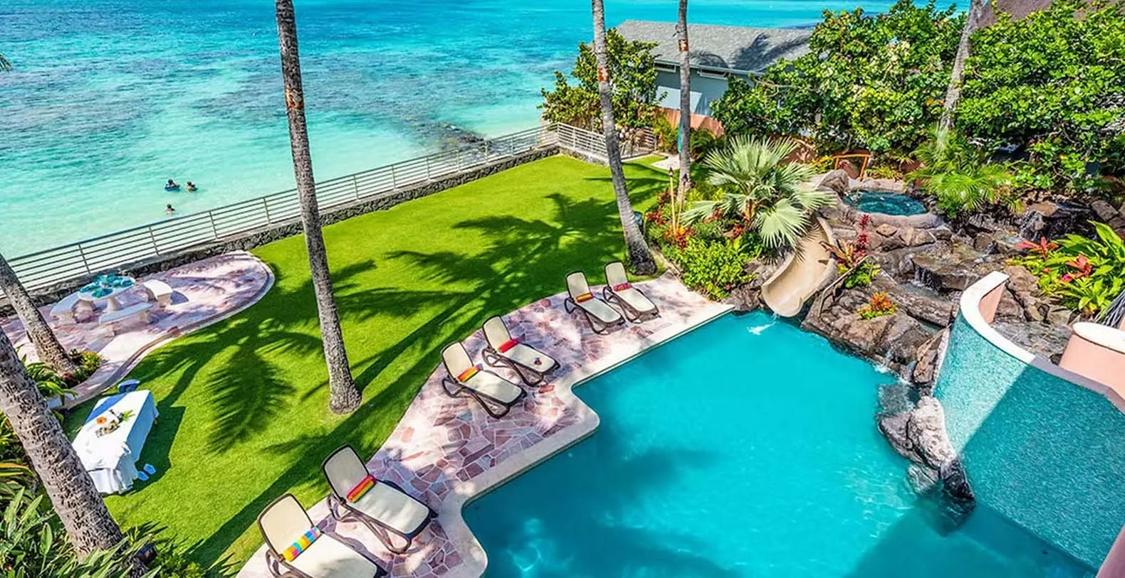Large beachfront estate with ocean views in Oahu, Hawaii