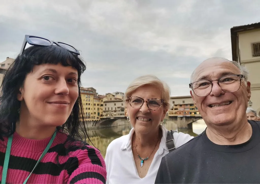 Florence tour guide and clients on a travel in front of Ponte Vecchio