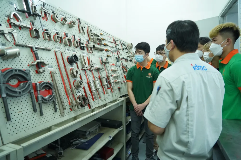 Automotive Engineering Technology program overview showing engineering concept and study environment